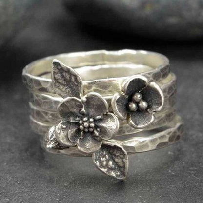 Ring i lager av silver med vintageblomma