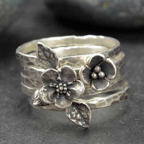 Ring i lager av silver med vintageblomma