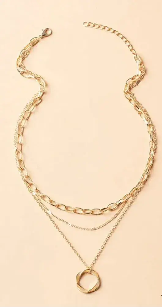 Klassiskt guldfärgat lagerhalsband med hängedesign