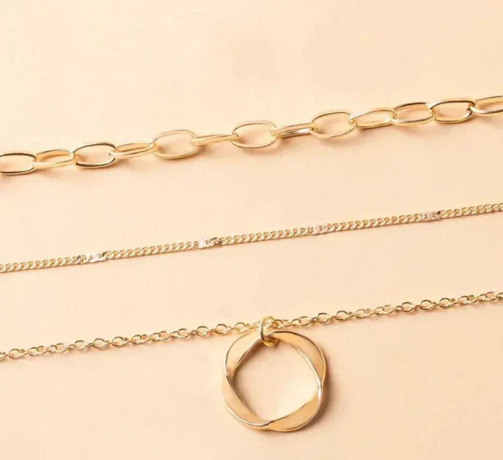 Klassiskt guldfärgat lagerhalsband med hängedesign