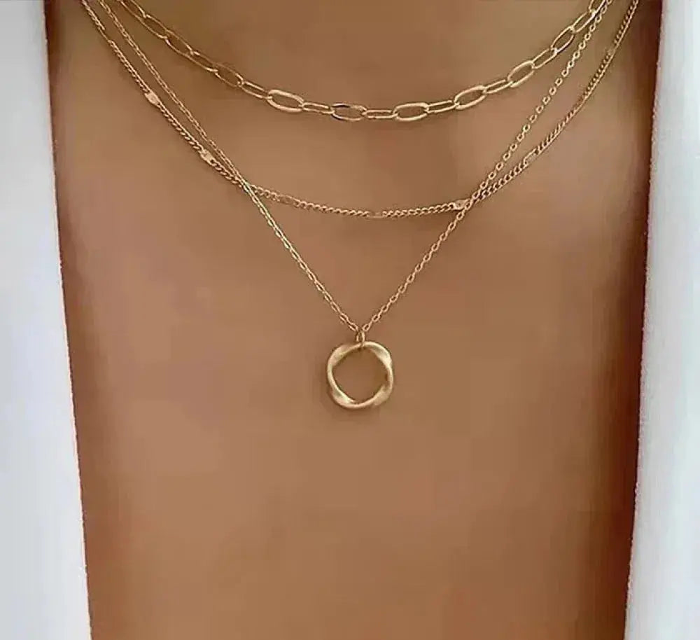 Klassiskt guldfärgat lagerhalsband med hängedesign