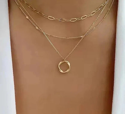 Klassiskt guldfärgat lagerhalsband med hängedesign