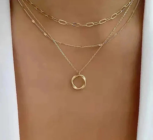 Klassiskt guldfärgat lagerhalsband med hängedesign