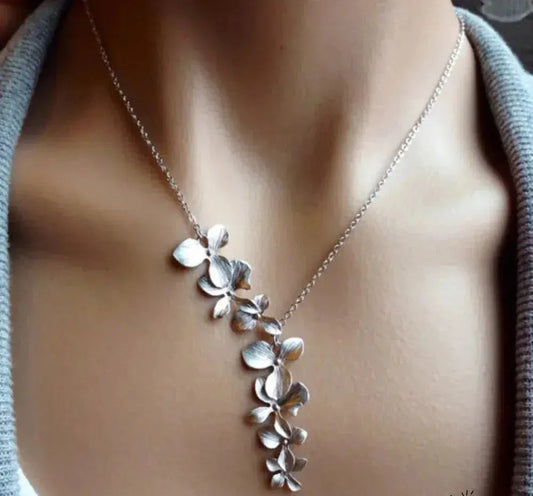 Tidlöst silverhalsband med blomhänge